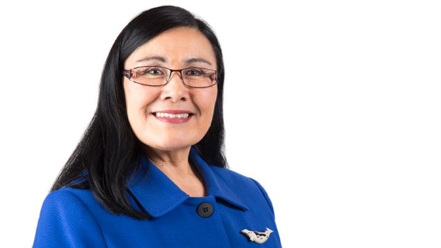 Rassi Nashalik, cheffe d’antenne de l’émission d’information Igalaaq. (CBC.ca)