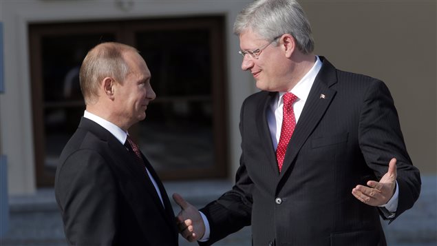 Vladimir Poutine (gauche) et Stephen Harper (droite) lors du sommet du G-20 en septembre dernier. (Dmitry Lovetsky / La Presse Canadienne)