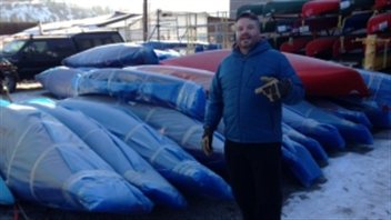 Kalin Pallett, le propriétaire d'un magasin d'équipement de plein air de Whitehorse croit que les canoës en Royalex sont parfaits pour les rivières du nord. (Paul Tukker/CBC)
