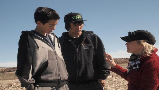 Lukasi Forrest, Travis Kunnuk et Marie-Hélène Cousineau lors du tournage d'Uvanga. La société de madame Cousineau est en tournage d'un film portant sur le suicide dans les communautés nordiques. (Page Facebook d'Uvanga)