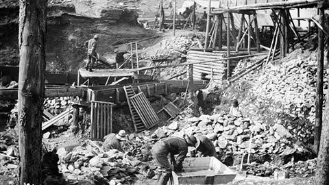 Recherche d’or à Bonanza Creek au Yukon vers 1899. Domaine public. (Domaine public)