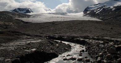 The Castle Creek glacier in British Columbia. Warming temperatures have caused this and most other glaciers to melt rapidly. A new US report suggests melting glaciers in BC and Alaska will have serious repercussions for the US. (Courtesy University of Northern British Columbia)