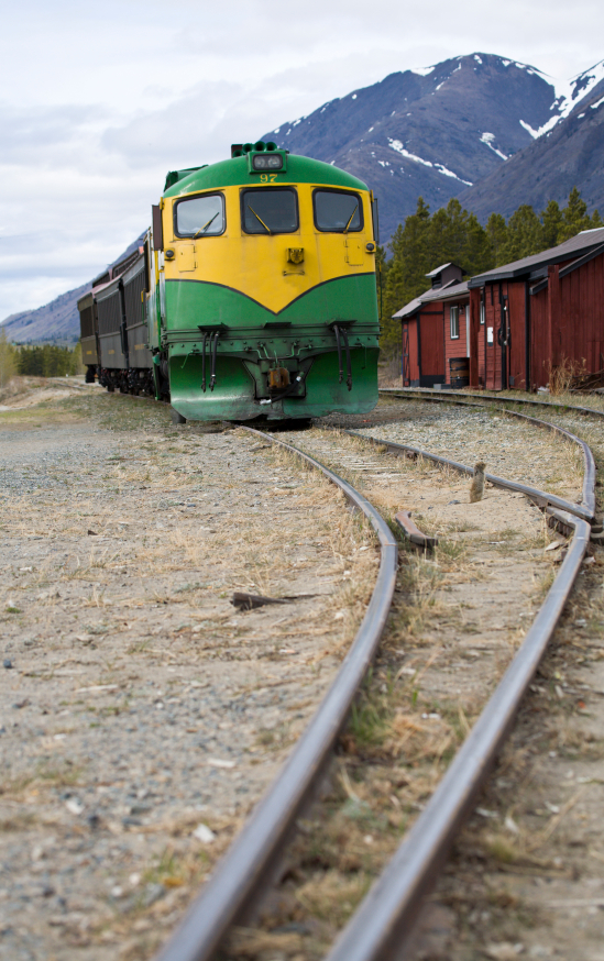Une locomotive d'un train touristique tire des wagons vers le col de White Pass. (iStock)