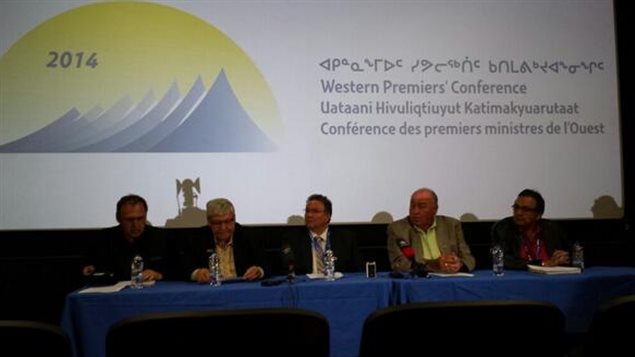 Les premiers ministres qui participent à la Conférence des premiers ministres de l'Ouest au Nunavut. (Jane Sponagle/ICI Radio-Canada)