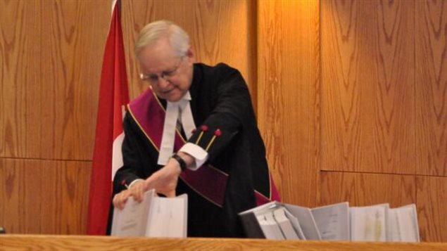 L'avenir du plan de développement du bassin de la Peel est désormais entre les mains du juge Ron Veale de la Cour suprême du Yukon que l'on voit ici dans une rare photo permise le premier jour des audiences. (Philippe Morin / ICI Radio-Canada/)