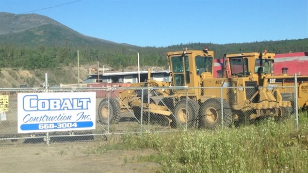 De l'équipement de Cobalt Construction, une entreprise de Whitehorse au Yukon. (Brian Boyle / ICI Radio-Canada)