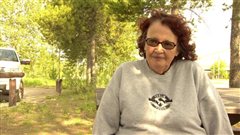 Selon Eileen Van Bibber, membre de la Première Nation Liard, tout le monde est tenu dans l'ignorance. (Philippe Morin/CBC)