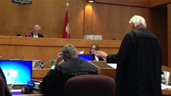 L'avocat principal des demandeurs, l'ancien juge de la Cour suprême de la C.-B., Thomas Berger, présente son exposé préliminaire. (Philippe Morin / ICI Radio-Canada)