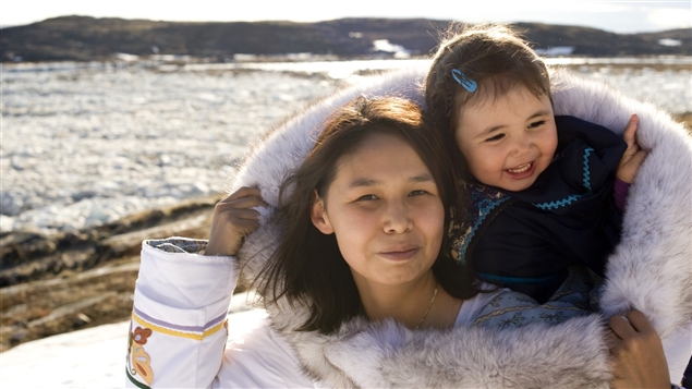 Une Inuite et sa fille dans le nord du Canada. Il y aura davantage de personnes sur le nouveau navire de croisière de luxe que dans certaines communautés inuits où les touristes s'arrêteront. (iStock)