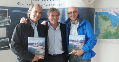De gauche à droite: Le célèbre pilote Robert Piché, qui a signé la préface de Nunavut, l'auteur et aviateur Mario Faubert et l'éditeur Sylvain Harvey. (Jean-Patrick Balleux)