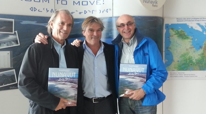 De gauche à droite: Le célèbre pilote Robert Piché, qui a signé la préface de Nunavut, l'auteur et aviateur Mario Faubert et l'éditeur Sylvain Harvey. (Jean-Patrick Balleux)