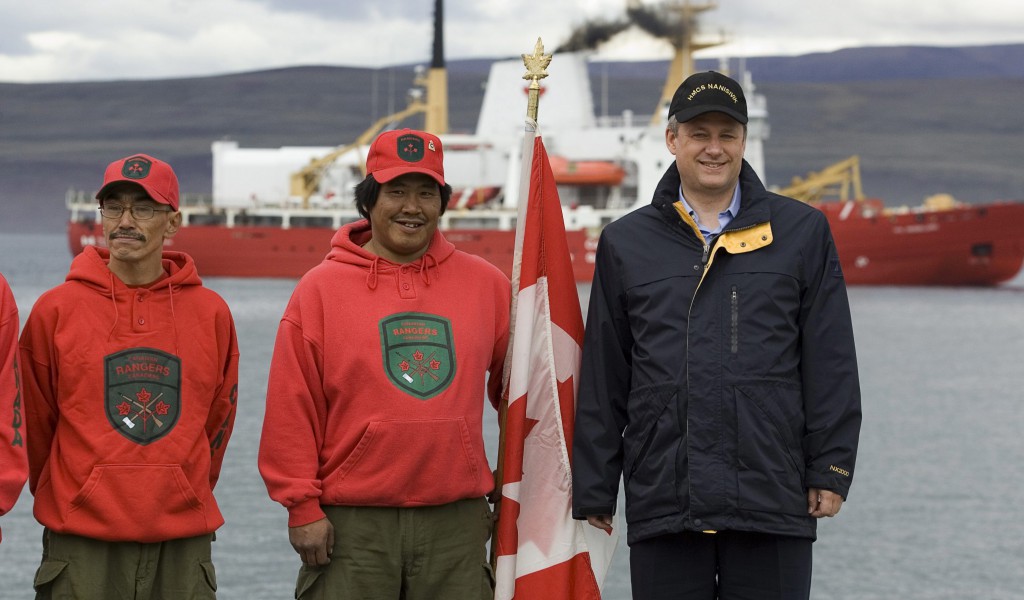 Le premier ministre Stephen Harper dans le port de Nanisivik, en 2007.
