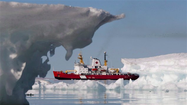 Le brise-glace Henry Larsen à Allen Bay, au Nunavut, le 25 août 2010. (Sean Kilpatrick / La Presse Canadienne)