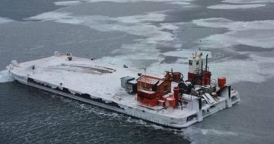 La barge au large de Prudhoe Bay en Alaska. (ERA Aviation)