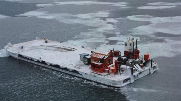 La barge au large de Prudhoe Bay en Alaska. (ERA Aviation)