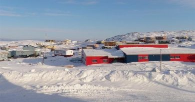 Cape Dorset, petit village inuit de 1200 âmes dans l'est du Nunavut. (Eilís Quinn/Regard sur l'Arctique)