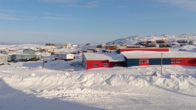 Cape Dorset, petit village inuit de 1200 âmes dans l'est du Nunavut. (Eilís Quinn/Regard sur l'Arctique)