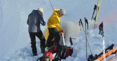 Une équipe de l'Association des avalanches du Yukon examine le manteau de neige afin de déterminer les risques d'avalanches. (Philippe Morin/Radio-Canada)