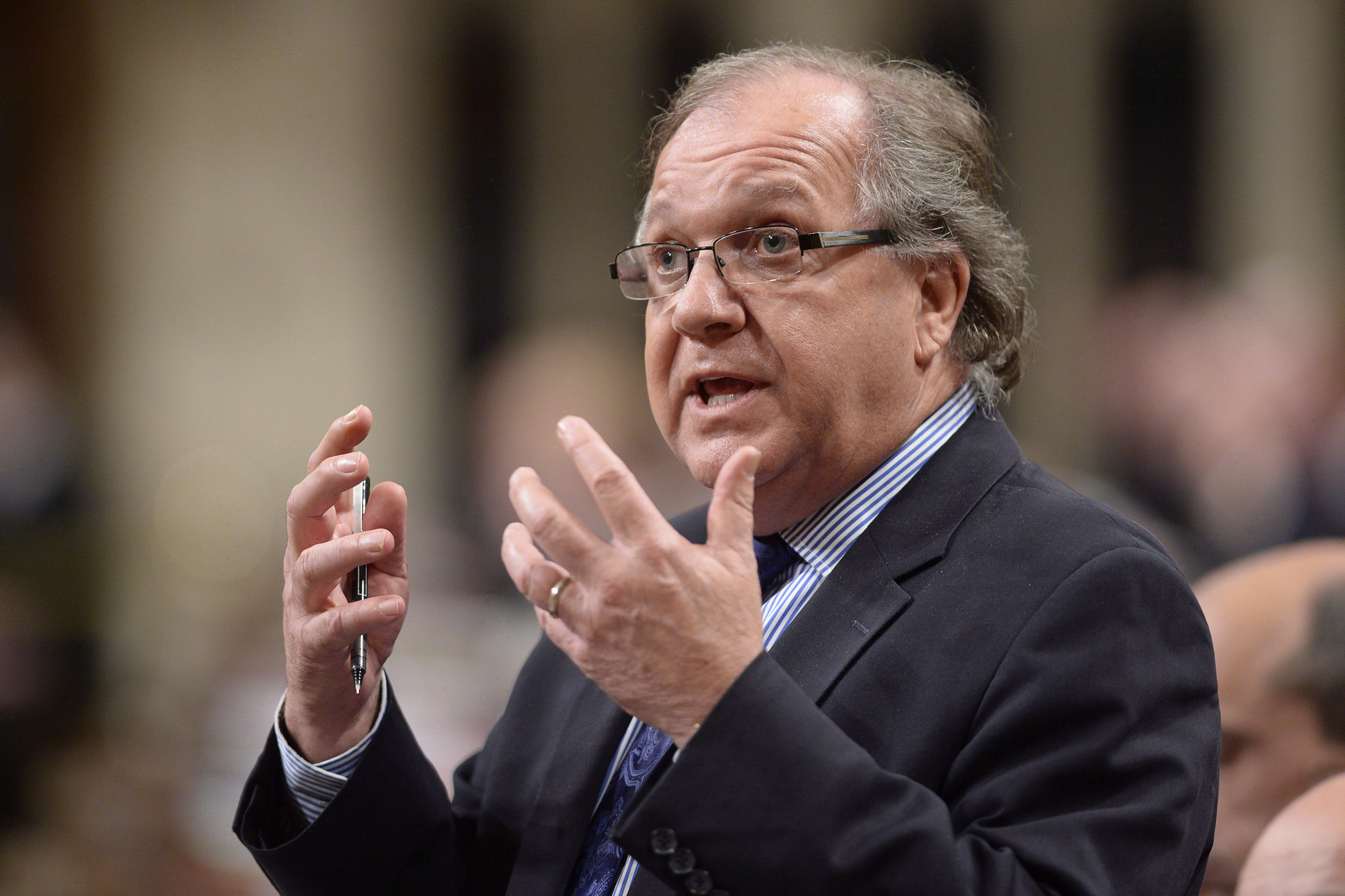 Bernard Valcourt, le ministre des Affaires autochtones et du développement du Nord canadien. (Adrian Wyld/La Presse Canadienne)