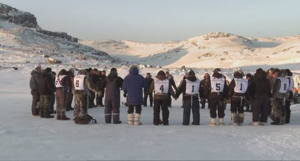 Les mushers Inuit se préparant à la course arctique de 600 km en traîneaux à chiens (Catbird Productions)