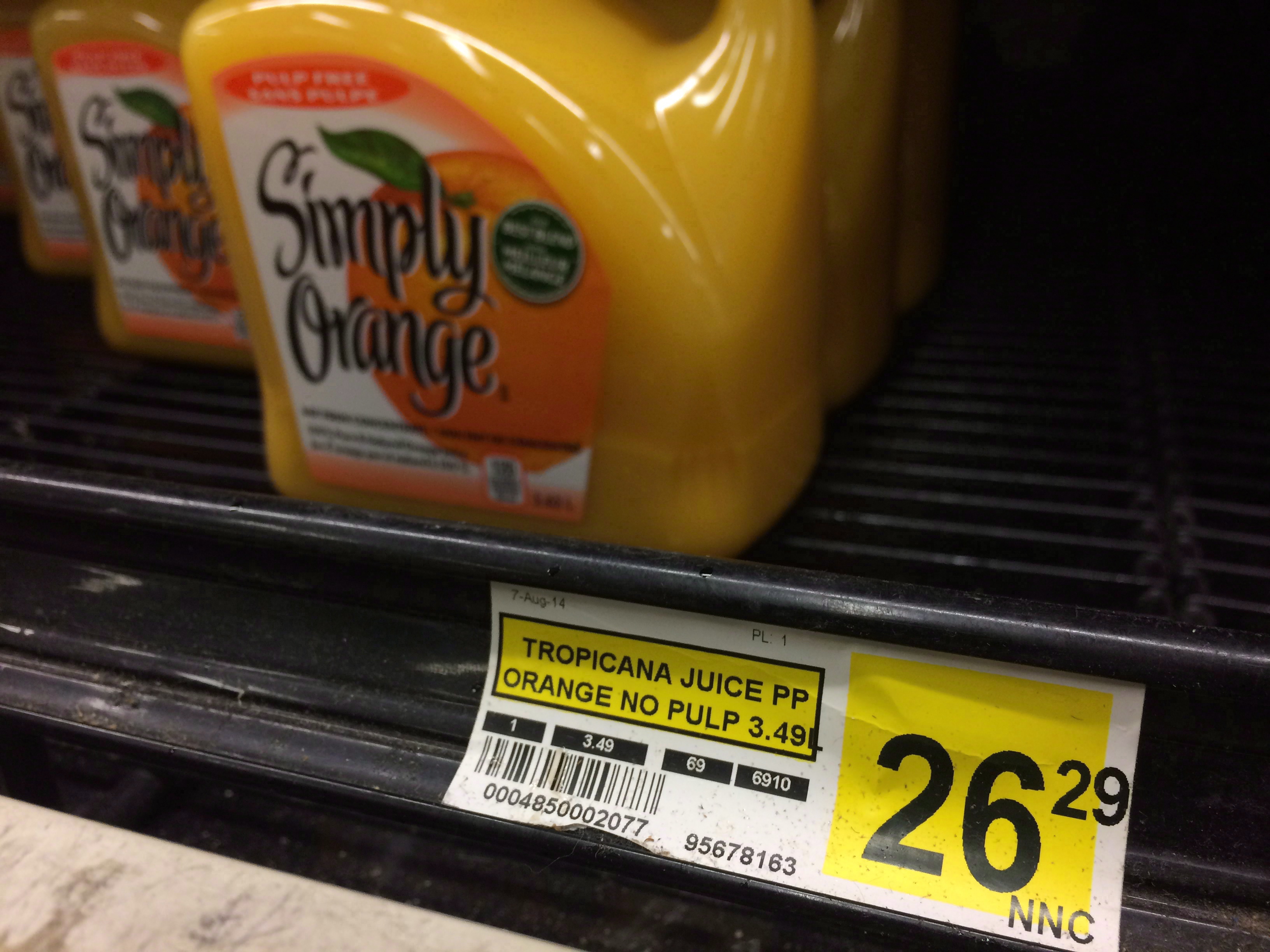 Le prix d'une bouteille de jus d'orange au Nunavut. (Sean Kilpatrick/La Presse Canadienne)