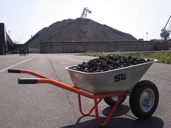 Helsinki still burns the equivalent of 17 wheelbarrow loads worth of coal per capita annually. (Petteri Juuti / Yle)