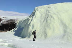Un chercheur canadien examine le fameux glacier jaune. (Stephen Grasby/Natural Resources Canada)