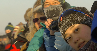 Des spectateurs au départ de la course à Whitehorse. ( ICI Radio-Canada)