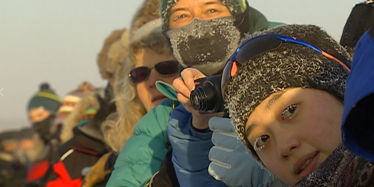 Des spectateurs au départ de la course à Whitehorse. ( ICI Radio-Canada)