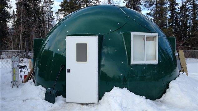 600 plantes sur 3 mètres carrés peuvent pousser dans cette serre. (Mike Rudyk/CBC)