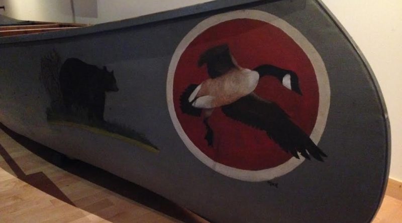 L'«odeyak» est un canoë-kayak («ode» signifiant canoë en cri et «yak» étant la fin du mot kayak, l'embarcation des Inuits) construit en 1990 à Whapmagoostui/Kuujjuarapik (Grande-Baleine en français), une communauté crie et inuite du nord de la région de la Baie-James. Il a été conçu pour symboliser le combat commun de ces deux nations autochtones contre l'inondation de leur territoire prévue dans le mégaprojet hydroélectrique Grande-Baleine qui n'a finalement pas vu le jour. (Jaime Little/CBC)