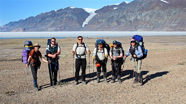 Anne Pélouas à droite avec des gardes-parc sur l’Île d’Ellesmere au parc national Quttinirpaaq, Nunavut. (BertrandLemeunier.com)