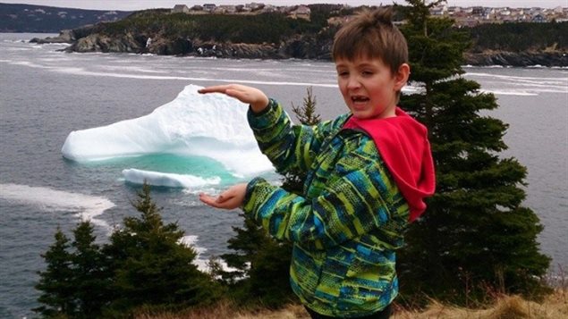 Un enfant s’amuse à écraser un iceberg entre ses mains. (CBC News)