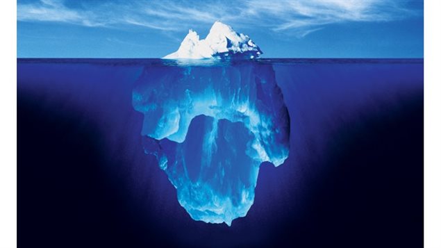 Un iceberg est un bloc de glace d'eau douce dérivant sur la mer. De tels blocs, souvent de masse considérable, se détachent du front des glaciers polaires ou d'une barrière de glace flottante. (iStock)