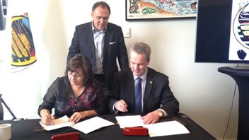 La chef Doris Bill de la Première Nation Kwanlin Dun, le premier ministre du Yukon, Darrell Pasloski, et le ministre responsable de la Société de développement du Yukon, Brad Cathers. (Cheryl Kawaja/ICI Radio-Canada)