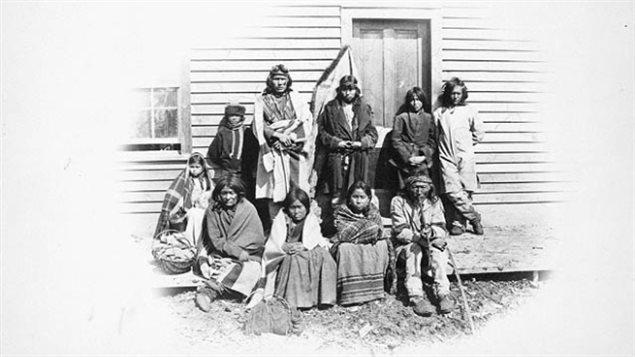 Bibliothèque et Archives Canada espère que les Canadiens pourront les aider à identifier ces membres de la tribu Chippewa, près de la MR de Dufferin, au Manitoba © Bibliothèque et Archives Canada