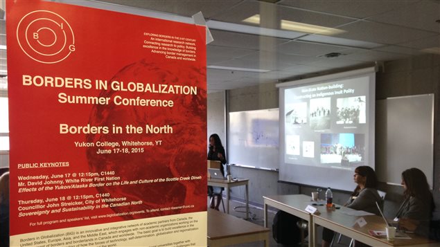 La conférence sur l'impact des frontières dans le Nord rassemble divers chercheurs de pays circumpolaires. (Claudiane Samson/ ICI Radio-Canada)