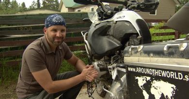 Le Slovène Bostjan Skrlj compte réparer sa motocyclette et reprendre la route. (Philippe Morin/ ICI Radio-Canada)