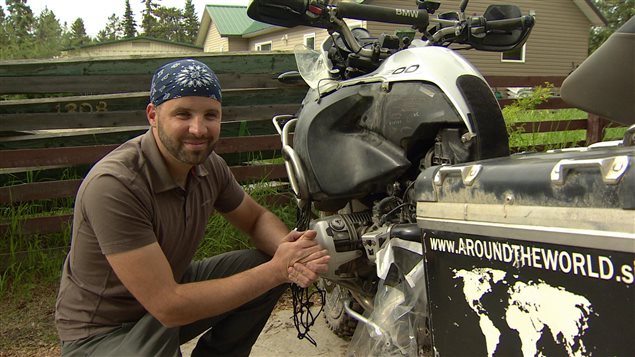 Le Slovène Bostjan Skrlj compte réparer sa motocyclette et reprendre la route. (Philippe Morin/ ICI Radio-Canada)