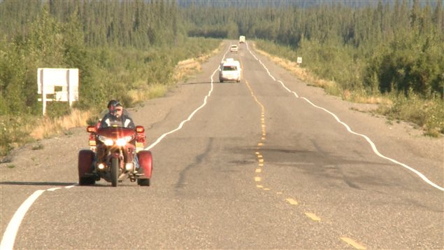 La route de l'Alaska est endommagée par la fonte du pergélisol. (Claudiane Samson/ ICI Radio-Canada)