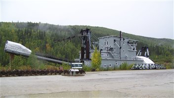 La Drague-Numéro-Quatre dans le secteur de Bonanza Creek près de Dawson City a subi de nombreux travaux de réfection ces dernières années. (Claudiane Samson/ ICI Radio-Canada)