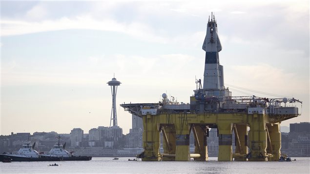 La plateforme de forage Polar Pionneer a quitté le port de Seattle le 15 juin 2015 en route pour l'océan Arctique.  (PC/Sy Bean/The Seattle Times)
