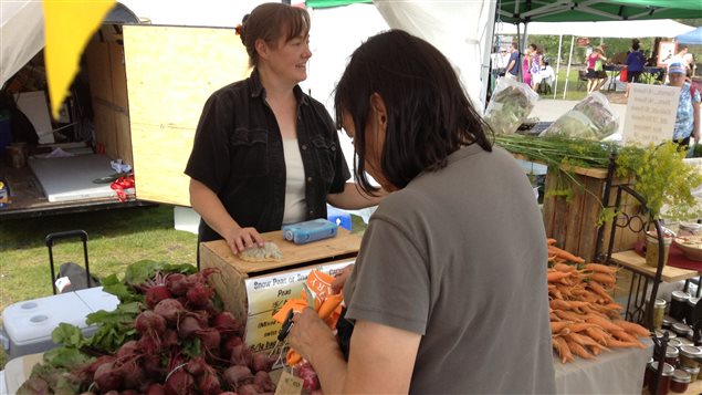 Le marché de fermiers à Whitehorse tous les jeudis de l'été est le principal point de vente pour les producteurs locaux. (Leonard Linklater/ ICI Radio-Canada)