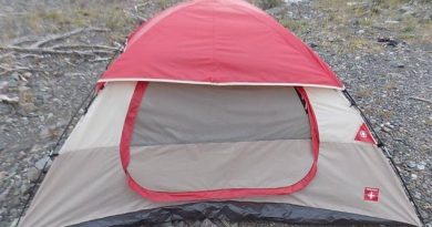 La tente du campement abandonné au nord de Burwash Landing contenait un manteau, un sac de couchage, deux bouteilles de vin et deux conserves de nourriture. (Gendarmerie royale du Canada)