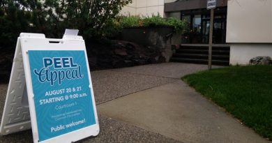 L'audience sur l'avenir du Bassin versant de la rivière Peel a attiré de nombreux membres du public. (Cheryl Kawaja/ ICI Radio-Canada)