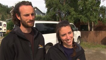 Maxime Gouyou-Beauchamps et Miléna Georgeault ont créé leur entreprise touristique, Terre boréale, en 2013. (Claudiane Samson/ ICI Radio-Canada)