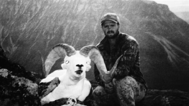 Abraham Dougan et le mouflon de Dall tué au Yukon en 1999. (Big Game Records Book/La Presse Canadienne)