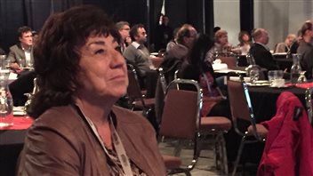 La grande chef Ruth Massie croit qu'il faut encore bâtir l'expertise chez les Premières Nations du Yukon pour créer des partenariats économiques. (Claudiane Samson/ICI Radio-Canada)