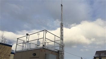 Une station de mesure de qualité de l'air à Whitehorse. (Vic Istchenko/CBC)