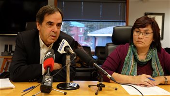 Rod Snow, conseiller juridique, et Doris Bill, chef de la Première Nation Kwanlin Dun expliquent l'importance d'aller de l'avant avec le développement immobilier de ses terres. (Mike Rudyk/ ICI Radio-Canada)